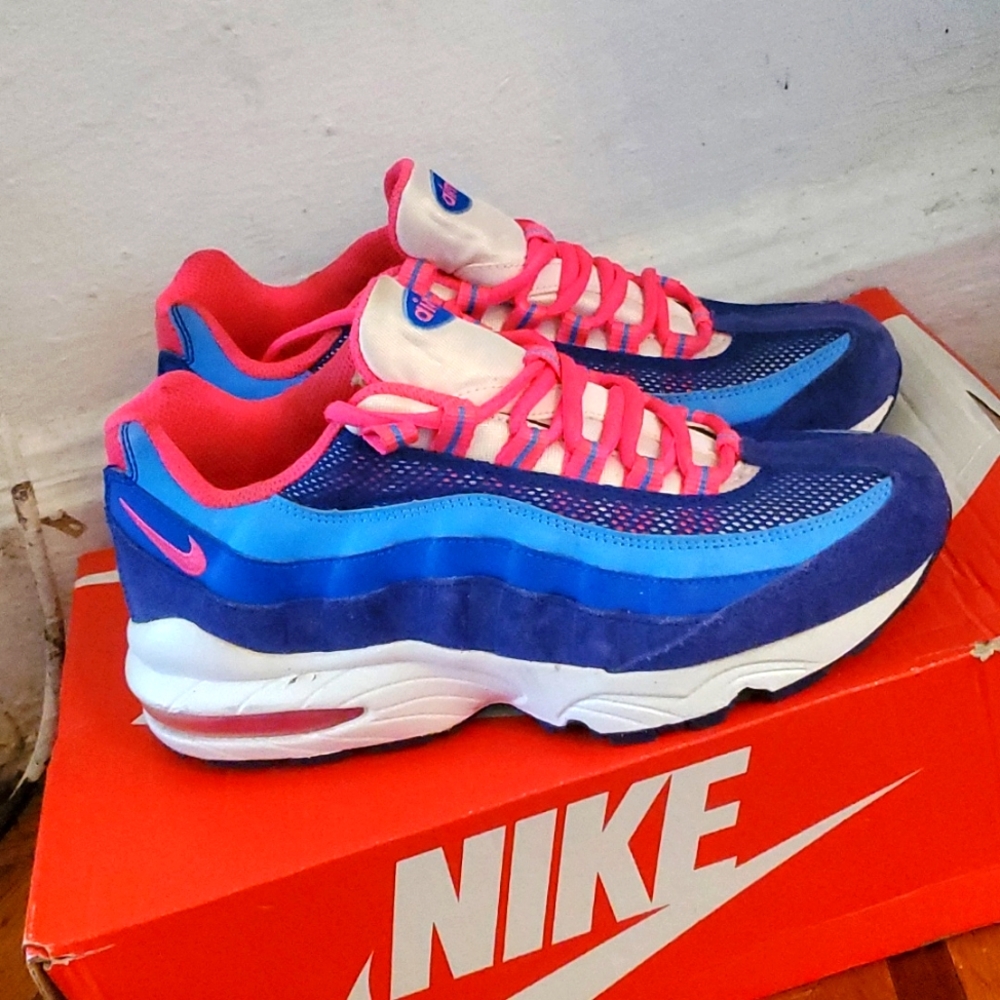 Nike Air max STRIKING Blues Nike built for ALL DAY feet ! Size 5.5 “Y” / Women 7